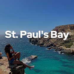 Foto de una chica en una roca en la ciudad de St Pauls Bay de Malta